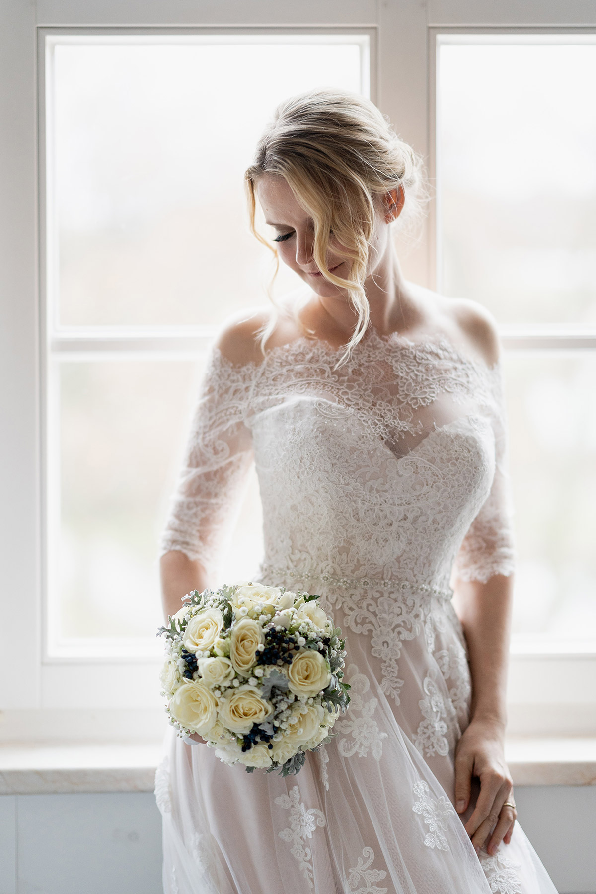 Braut mit Hochzeitsblumen bei Hochzeit im Winter - Winterhochzeit Hochzeitsfotograf Brandenburg © www.hochzeitslicht.de