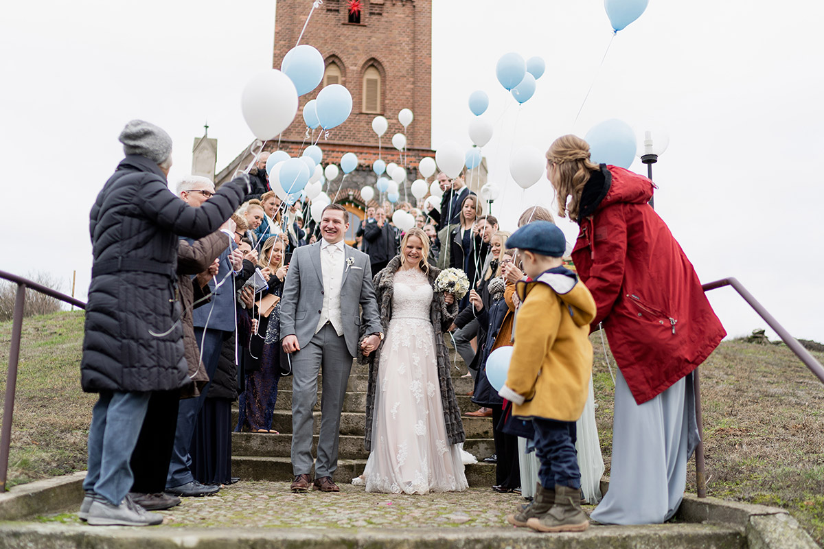 Hochzeitsfeier im Winter mit blauen Ballons zur Deko Was anziehen als Gast - Winterhochzeit Hochzeitsfotograf Brandenburg © www.hochzeitslicht.de