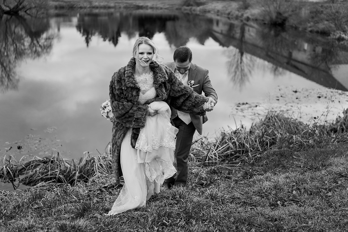 Brautpaar Pose Hochzeit im Winter Idee Outfit - Winterhochzeit Hochzeitsfotograf Brandenburg © www.hochzeitslicht.de