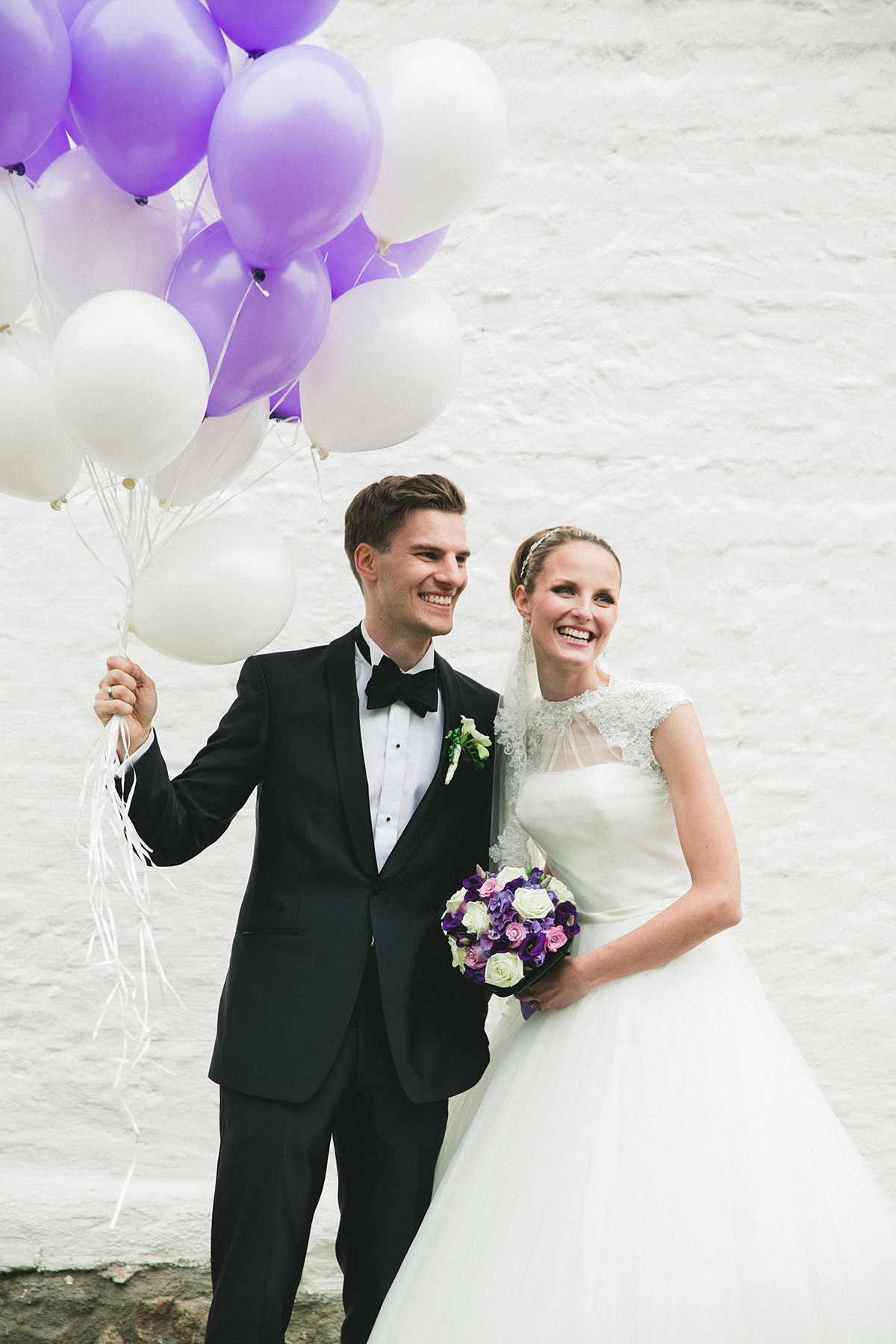 Idee Hochzeitsfoto Brautpaar mit Luftballons - Schloss Diedersdorf Hochzeitsfotograf © www.hochzeitslicht.de