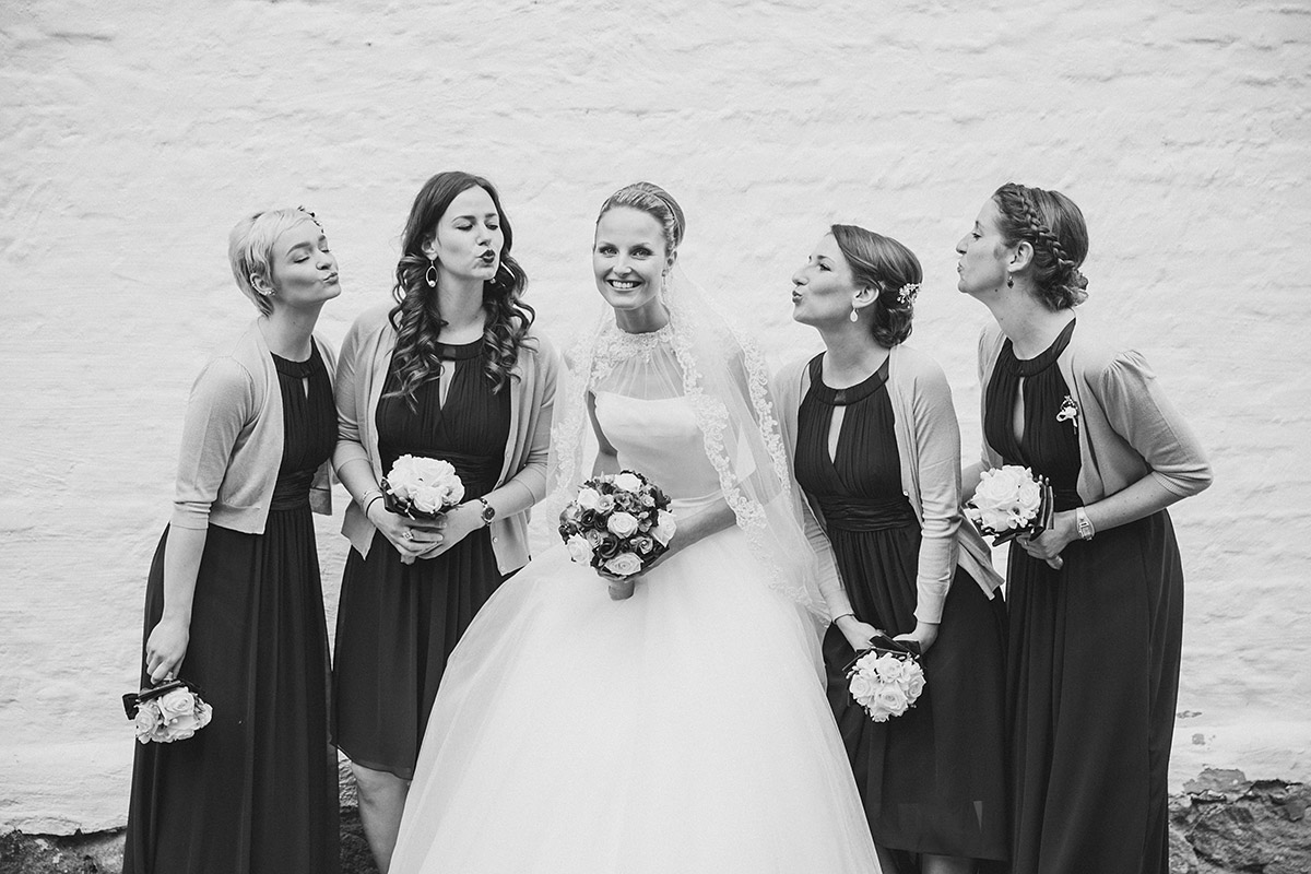 Idee lustiges Gruppenfoto Braut mit Bridesmaids - Schloss Diedersdorf Hochzeitsfotograf © www.hochzeitslicht.de