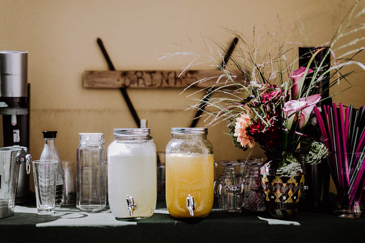 Idee DIY Bar Gartenhochzeit Sommer - Hochzeitsfotograf Standesamt Rathaus Schöneberg © www.hochzeitslicht.de