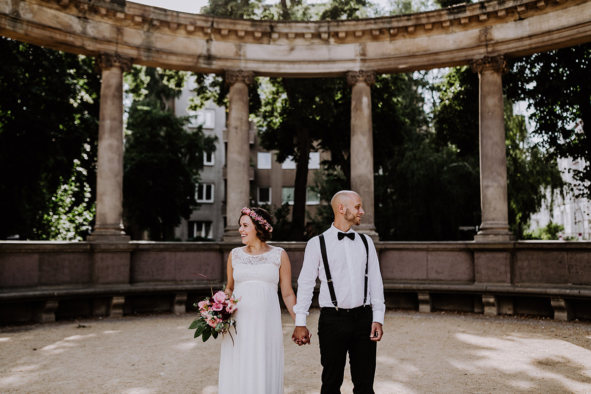 Posieren Hochzeitsfoto Brautpaar schwangere Braut mit Babybauch - Hochzeitsfotograf Standesamt Rathaus Schöneberg © www.hochzeitslicht.de