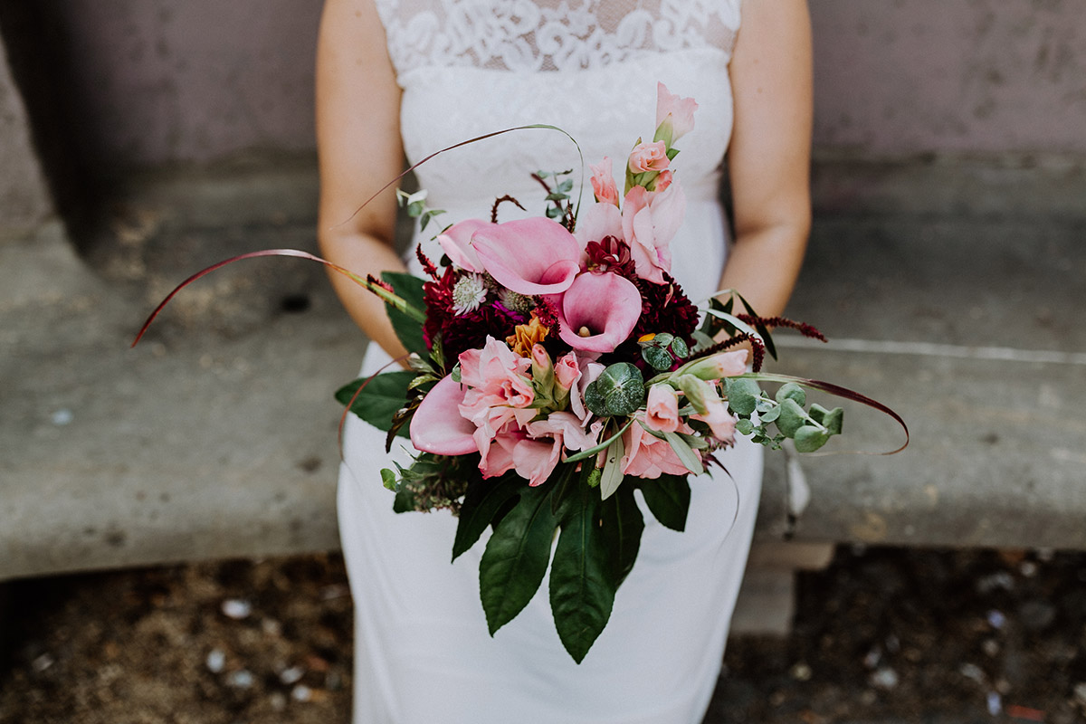 Brautstrauß Standesamt Hochzeit im Sommer mit rosa Calla Lilien und Eukalyptus - Hochzeitsfotograf Standesamt Rathaus Schöneberg © www.hochzeitslicht.de