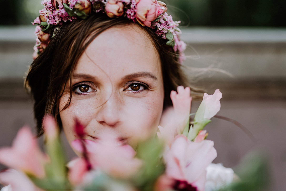 Braut Make-up und Frisur Hochzeit Standesamt kurze Haare mit Blumenkranz - Hochzeitsfotograf Standesamt Rathaus Schöneberg © www.hochzeitslicht.de