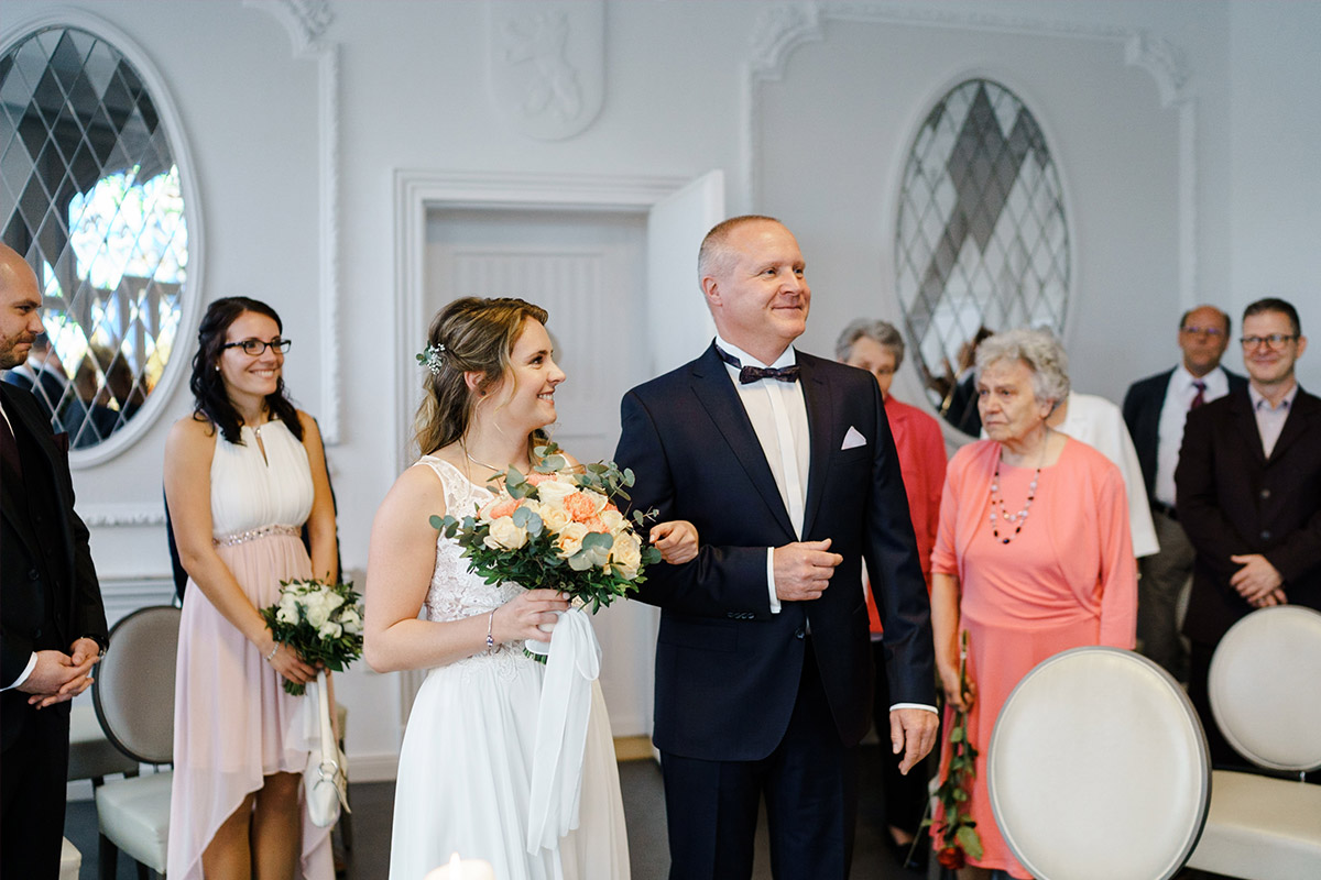 Hochzeitsfoto Einzug Braut standesamtliche Hochzeit - Standesamt Köpenick Hochzeitsfotograf © www.hochzeitslicht.de