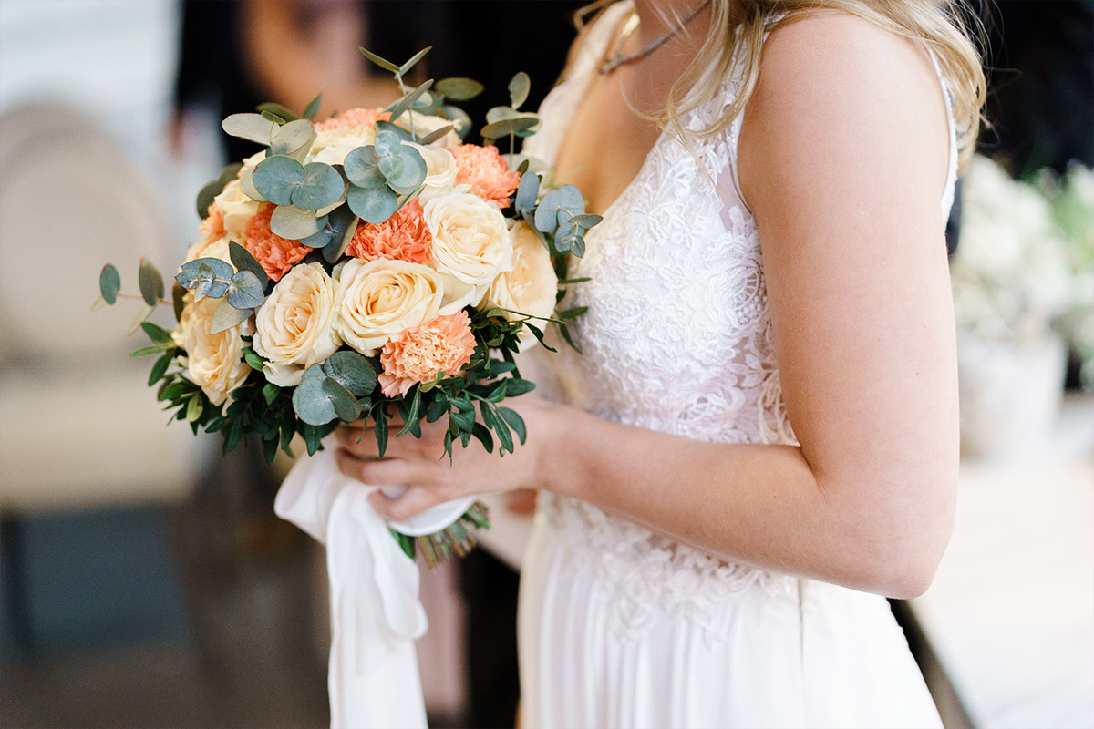 Idee Brautstrauß Standesamt Hochzeit mit lachsfarbenen Rosen, orangenen Nelken und Eukalyptus und weißer Schleife - Standesamt Köpenick Hochzeitsfotograf © www.hochzeitslicht.de