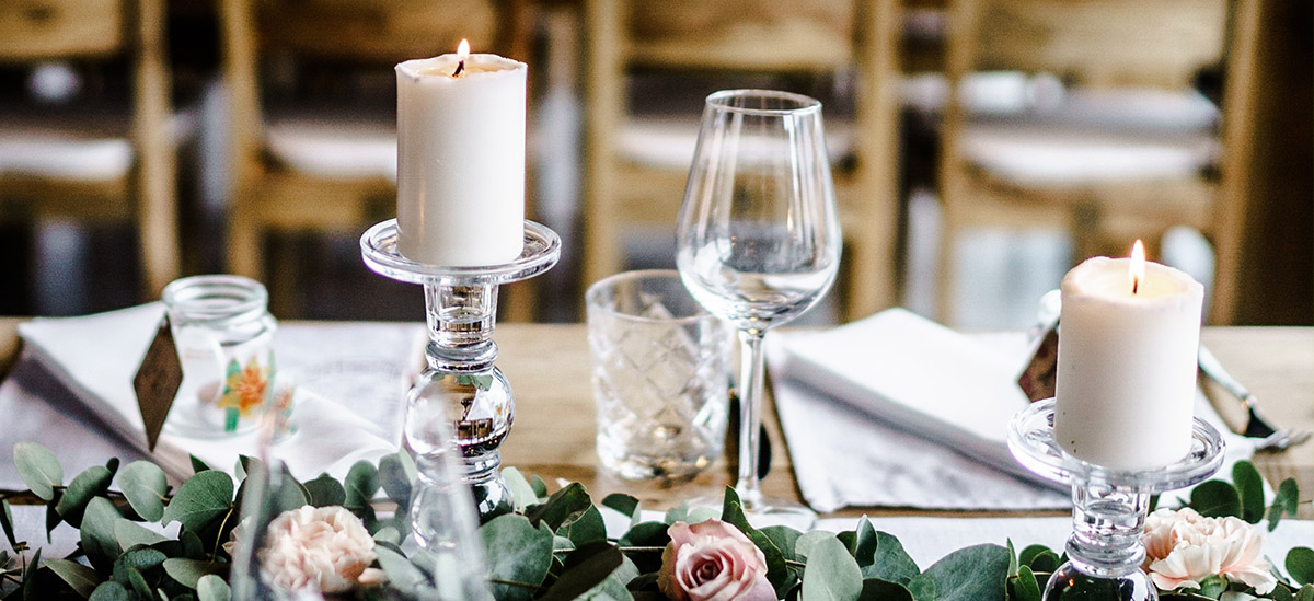 Idee Tischdekoration Hochzeitsfeier nach Standesamt mit lachsfarbenen und rosa Blumen und Eukalyptus - Standesamt Köpenick Hochzeitsfotograf © www.hochzeitslicht.de