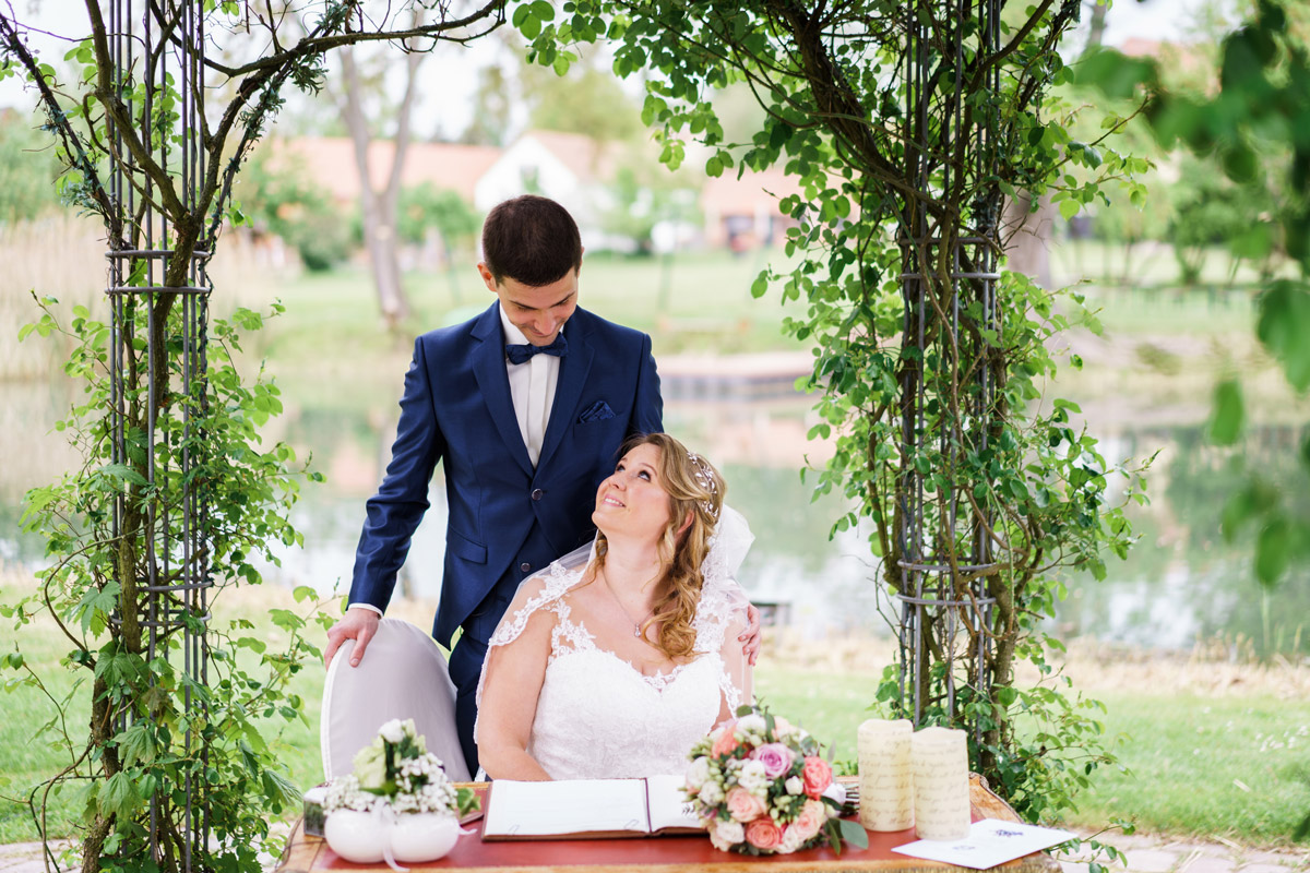 Hochzeitsfoto standesamtliche Hochzeit - Schloss Diedersdorf Hochzeitsfotograf © www.hochzeitslicht.de