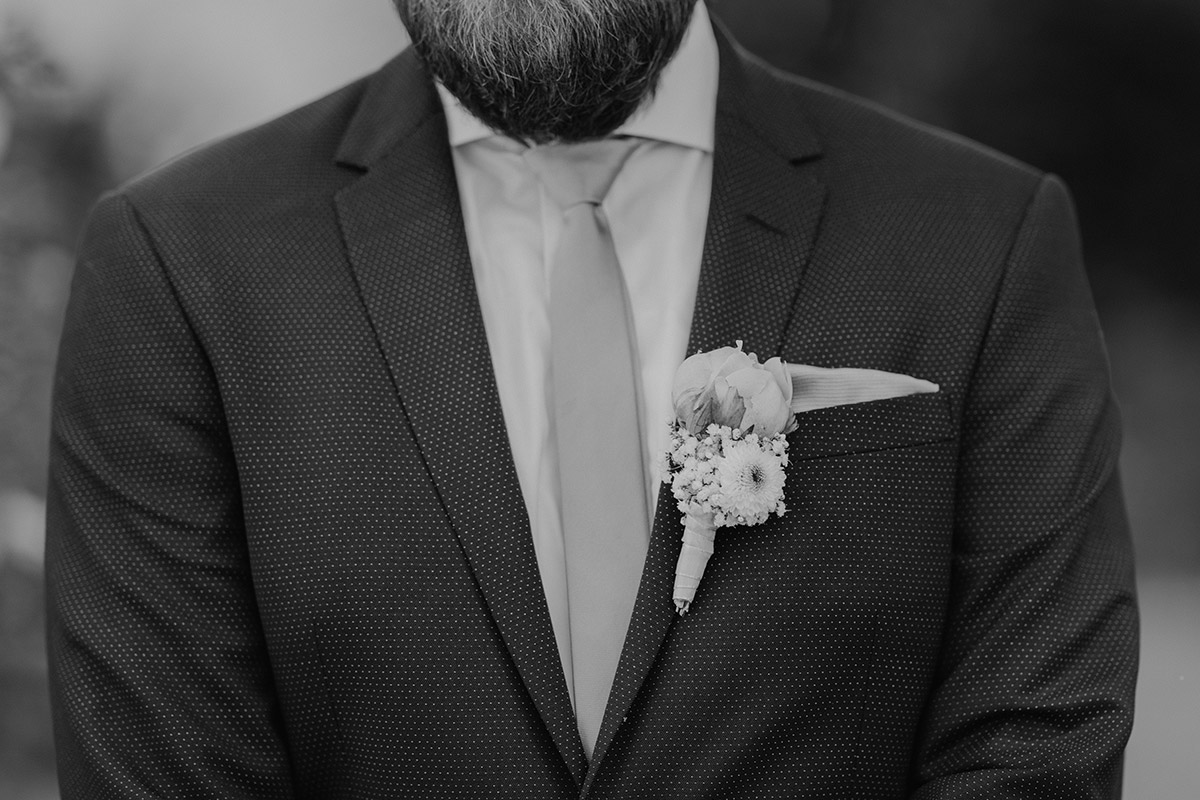 Idee modernes Hochzeitsfoto Bräutigam - Villa Blumenfisch Berlin Hochzeitsfotograf © www.hochzeitslicht.de