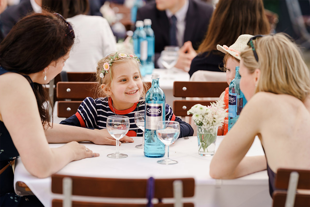 Hochzeitsfeier mit Kindern - Villa Blumenfisch Berlin Hochzeitsfotograf © www.hochzeitslicht.de