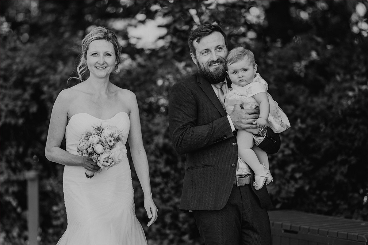 Inspiration Brautpaarfoto mit Kind - Villa Blumenfisch Berlin Hochzeitsfotograf © www.hochzeitslicht.de