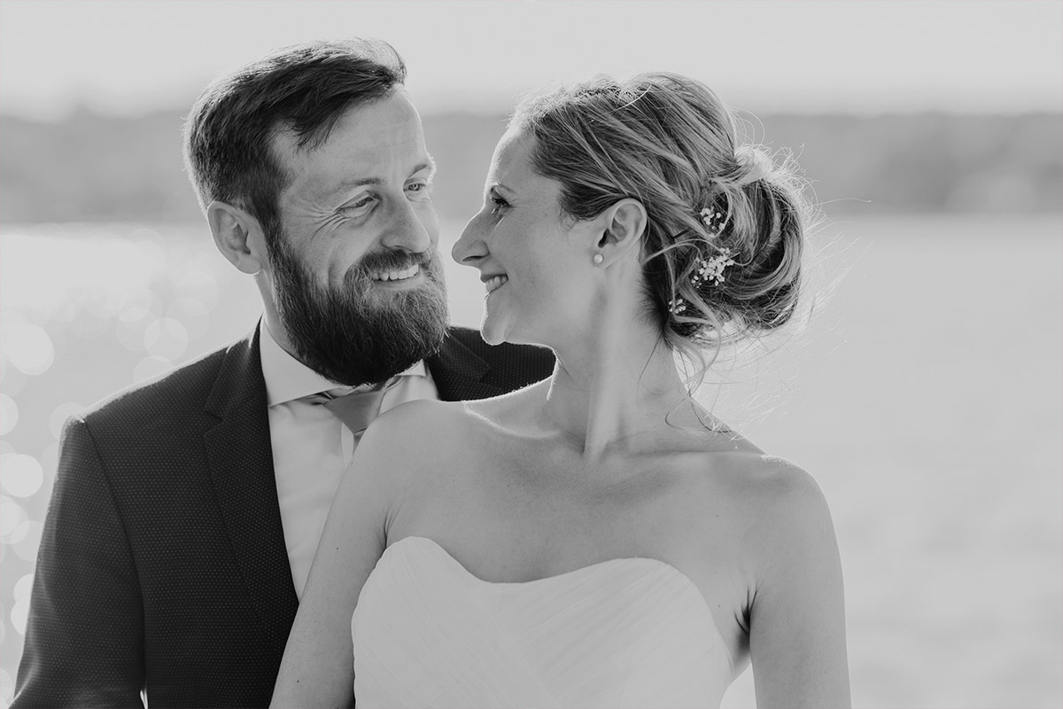 Idee natürliches Brautpaarfoto am See - Villa Blumenfisch Berlin Hochzeitsfotograf © www.hochzeitslicht.de