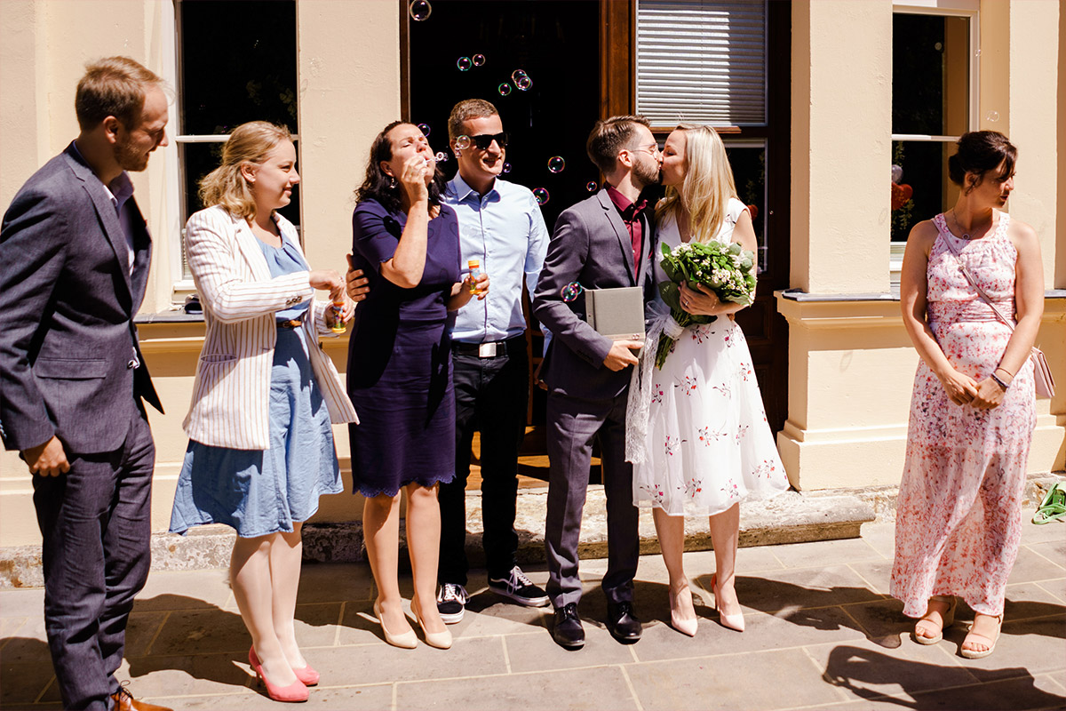 Auszug Hochzeitspaar und Hochzeitsgäste im Standesamt Rangsdorf Salve Gutshaus