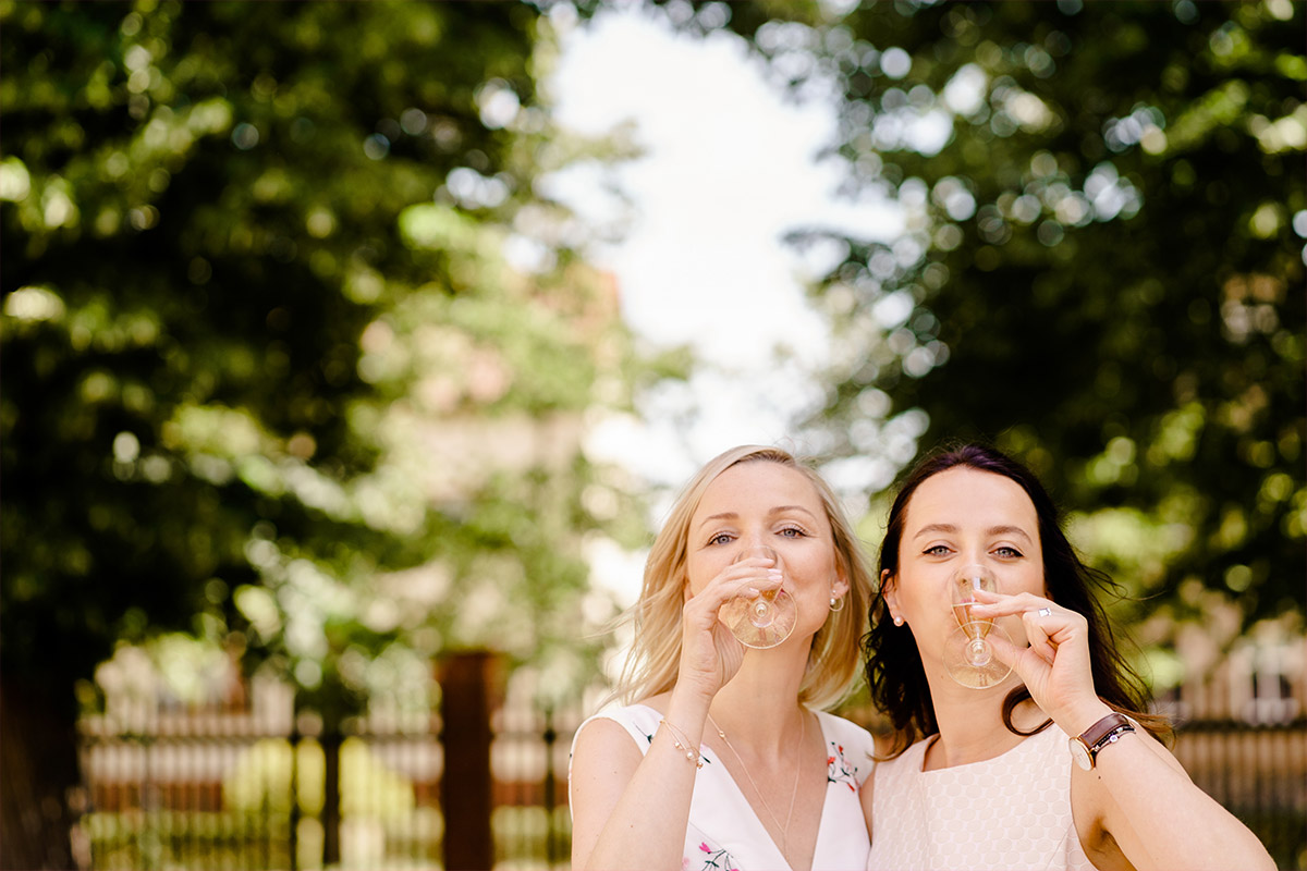 Idee Pose Fotoshooting Braut mit Trauzeugin