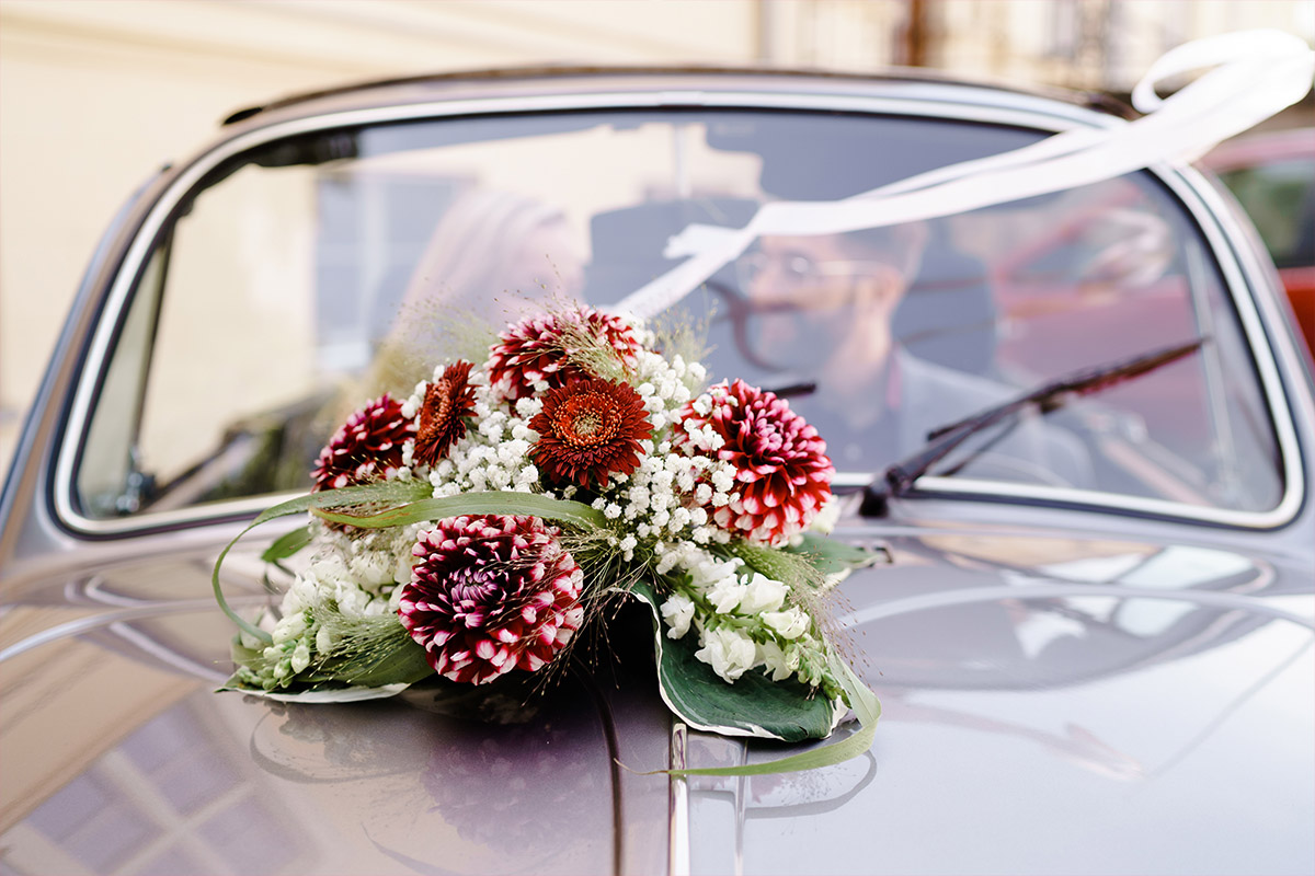 Oldtimer Hochzeit mit Blumenschmuck Auto