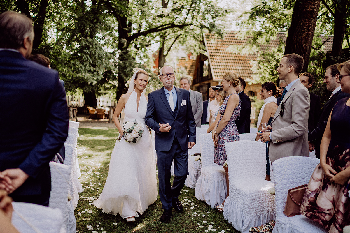 Hochzeitsfotografie Einzug Braut freie Trauung auf Wiese - vintage Spreewaldhochzeit Hotel zur Bleiche Hochzeitsfotograf und Hochzeitsvideo Berlin © www.hochzeitslicht.de