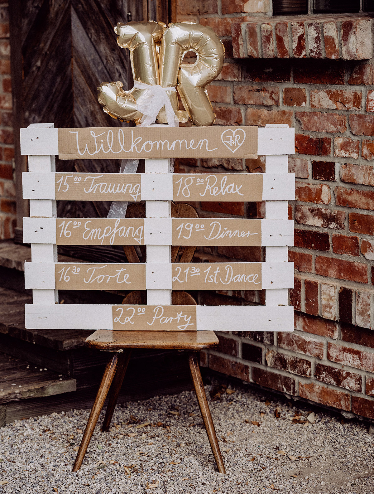 Idee Schild Ablaufplan Hochzeit Holz und Ballons Initialen Vintagehochzeit - vintage Spreewaldhochzeit Hotel zur Bleiche Hochzeitsfotograf und Hochzeitsvideo Berlin © www.hochzeitslicht.de