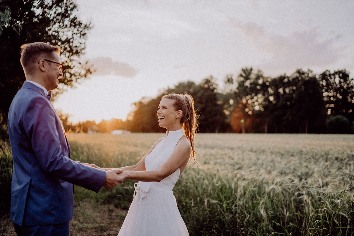 Posieren Hochzeitsfotoshooting Sonnenuntergang Feld - vintage Spreewaldhochzeit Hotel zur Bleiche Hochzeitsfotograf und Hochzeitsvideo Berlin © www.hochzeitslicht.de