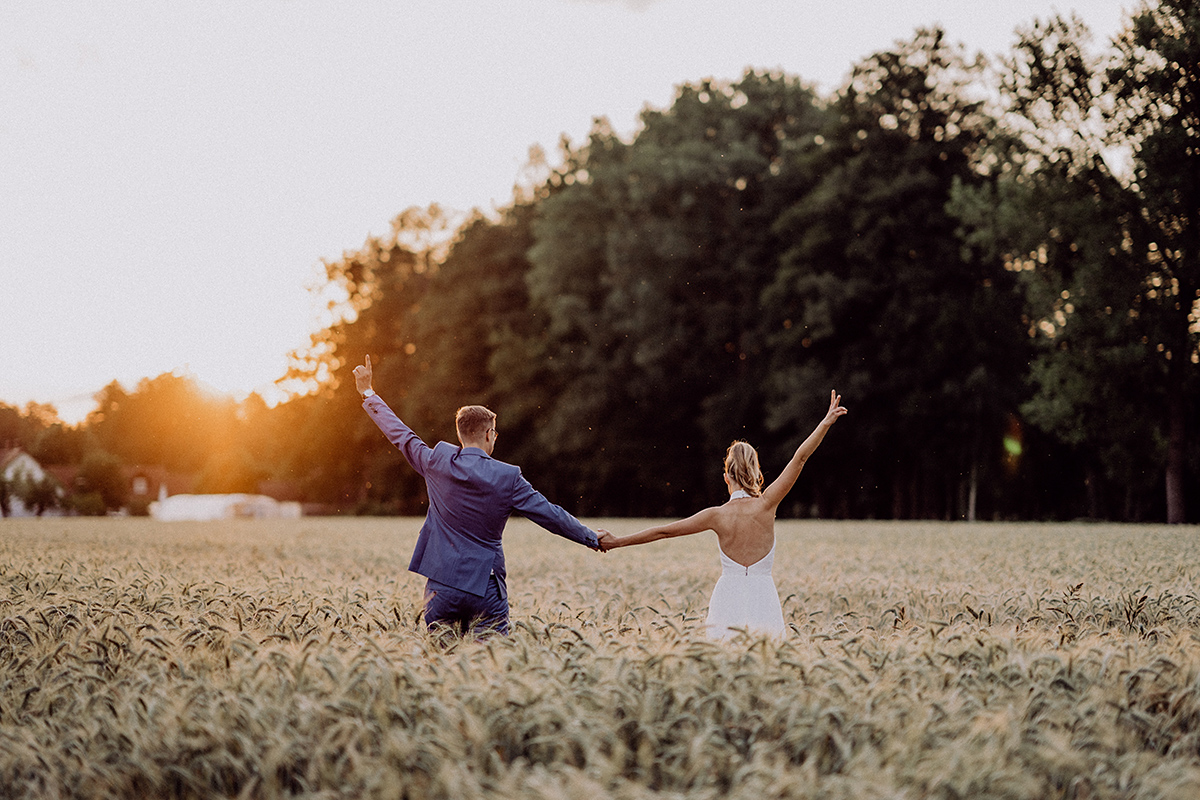 Idee Pose Hochzeitsfoto Brautpaar von hinten Sonnenuntergang Landhochzeit Feld - vintage Spreewaldhochzeit Hotel zur Bleiche Hochzeitsfotograf und Hochzeitsvideo Berlin © www.hochzeitslicht.de