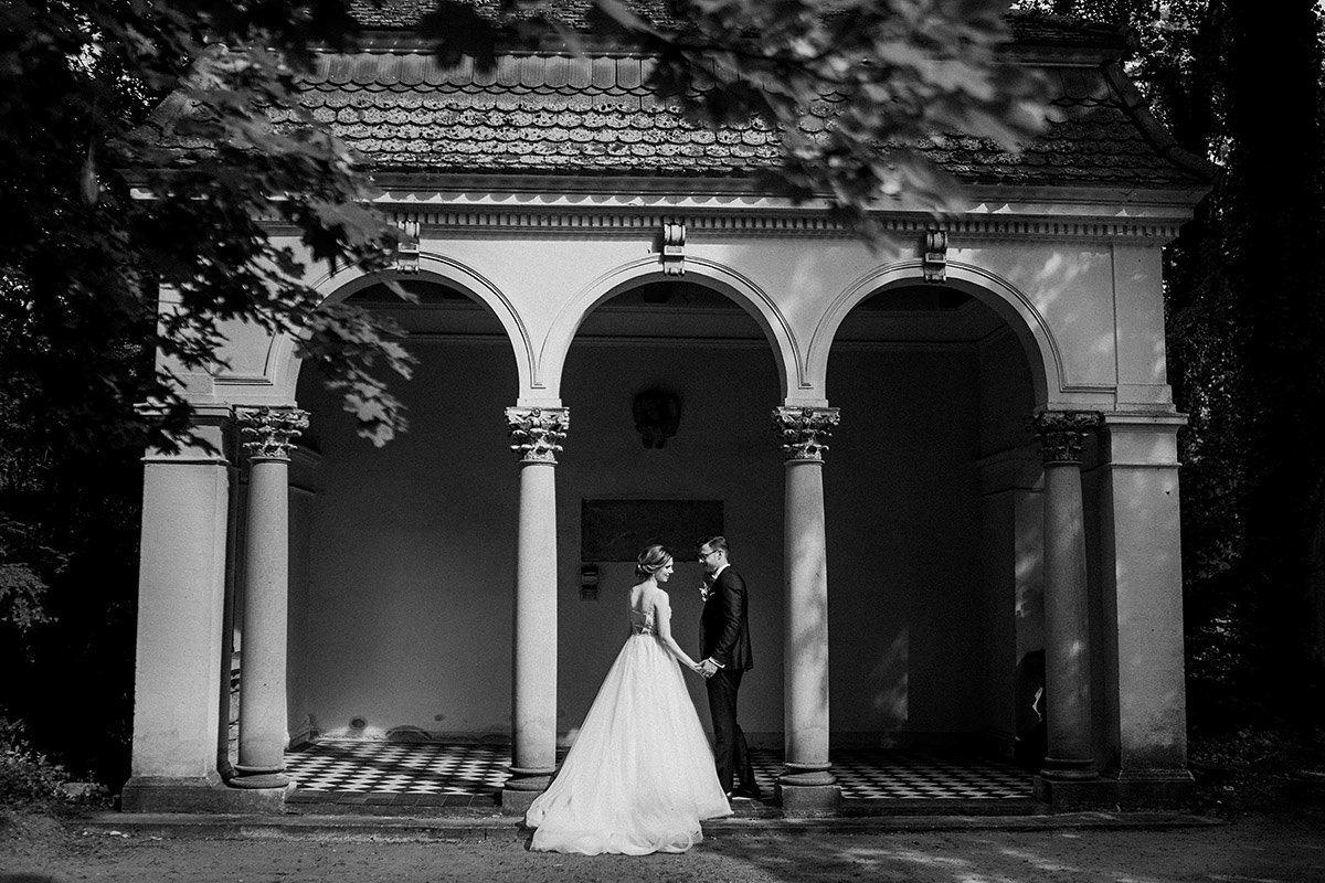Idee Hochzeitsfoto Brautpaar elegante Schlosshochzeit Park - Schloss Blankensee Hochzeit Hochzeitsfotograf Berlin © www.hochzeitslicht.de