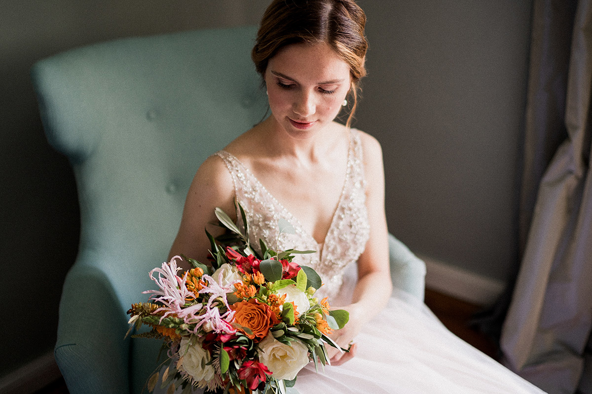 Idee intimes Hochzeitsfoto Braut vor freier Trauung - Schloss Blankensee Hochzeit Hochzeitsfotograf Berlin © www.hochzeitslicht.de