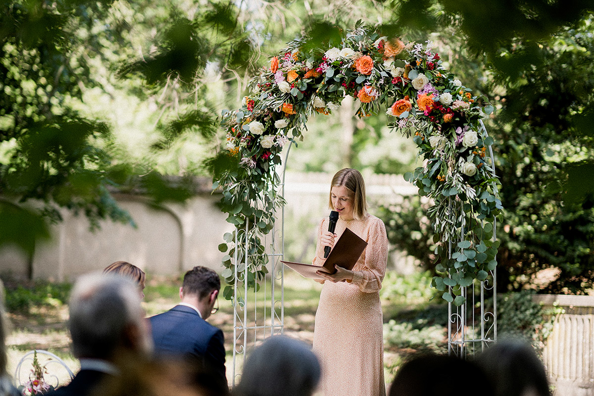 Idee DIY Hochzeit Traubogen Blumen freie Trauung draußen - Schloss Blankensee Hochzeit Hochzeitsfotograf Berlin © www.hochzeitslicht.de