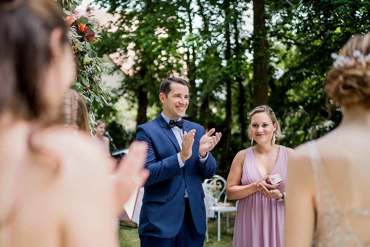 Hochzeitsreportage Idee Outfit Trauzeugen freie Trauung Schlosshochzeit im Park - Schloss Blankensee Hochzeit Hochzeitsfotograf Berlin © www.hochzeitslicht.de