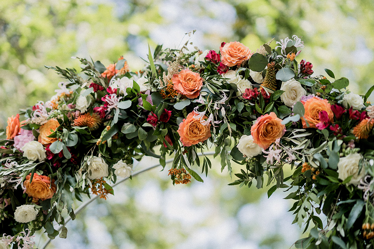 Idee Blumendeko DIY Hochzeit Blumenbogen Rosen rot orange weiß Eukalyptus - Schloss Blankensee Hochzeit Hochzeitsfotograf Berlin © www.hochzeitslicht.de