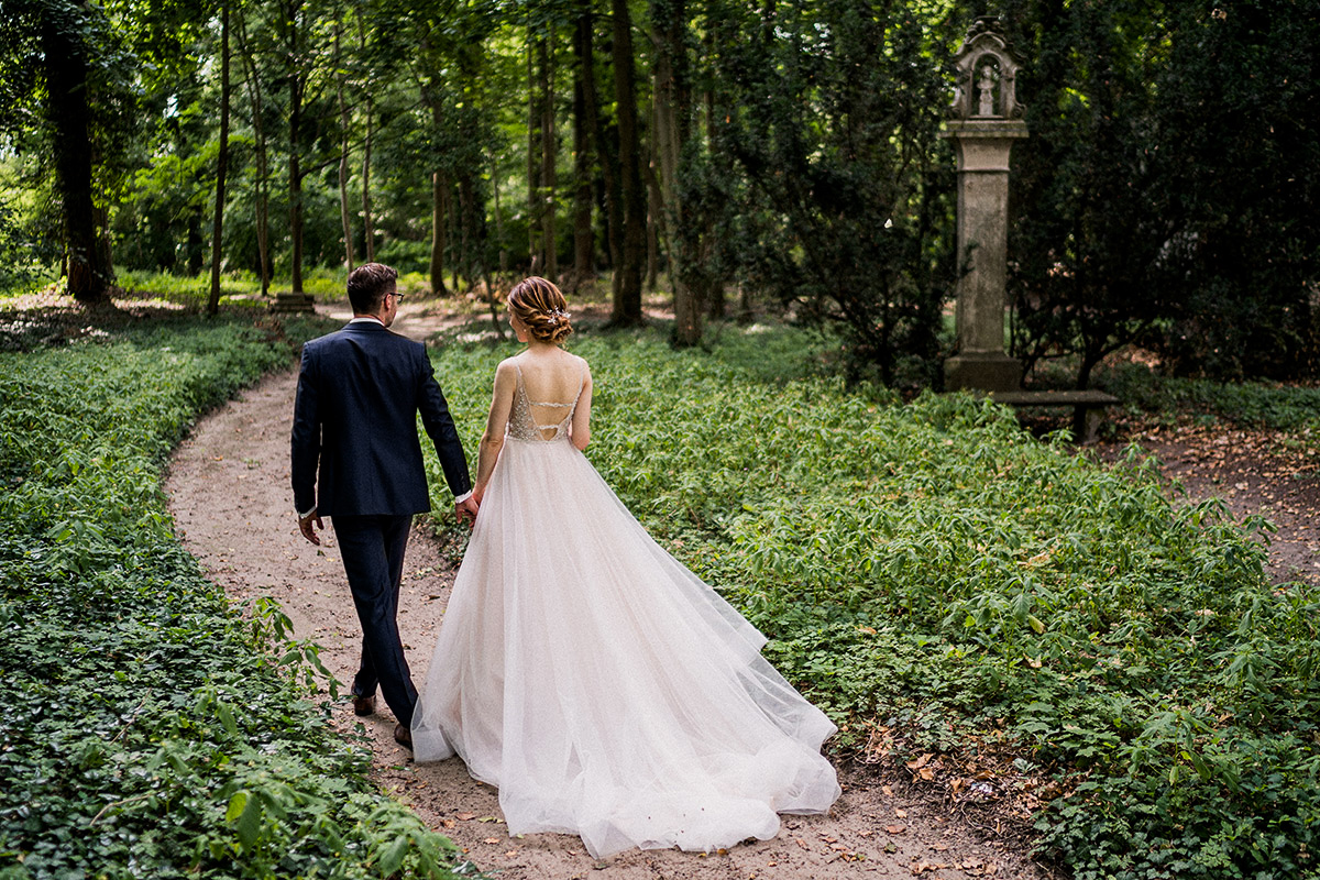 Brautpaar Fotoshooting Natur Schlosspark elegante Landhochzeit - Schloss Blankensee Hochzeit Hochzeitsfotograf Berlin © www.hochzeitslicht.de