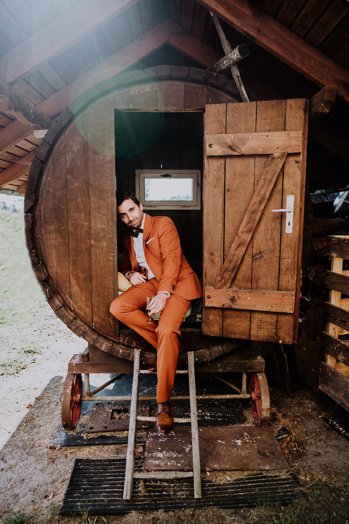 Ideen Hochzeitsfotoshooting Bräutigam elegante Landhochzeit - Standesamt Weidendom und Spreewood Distillers DIY-Herbst-Hochzeit von Spreewald Hochzeitsfotografin aus Berlin © www.hochzeitslicht