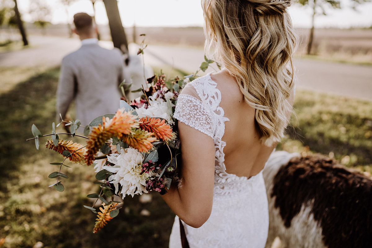 Idee Brautstrauß vintage Hochzeitsblumen orange, creme, rosa mit Dahlien, Protea und Eukalyptus - Hochzeitsfotografin aus Berlin fotografiert After Wedding Shooting mit Alpakas in Brandenburg © Hochzeitsfotograf Berlin www.hochzeitslicht.de