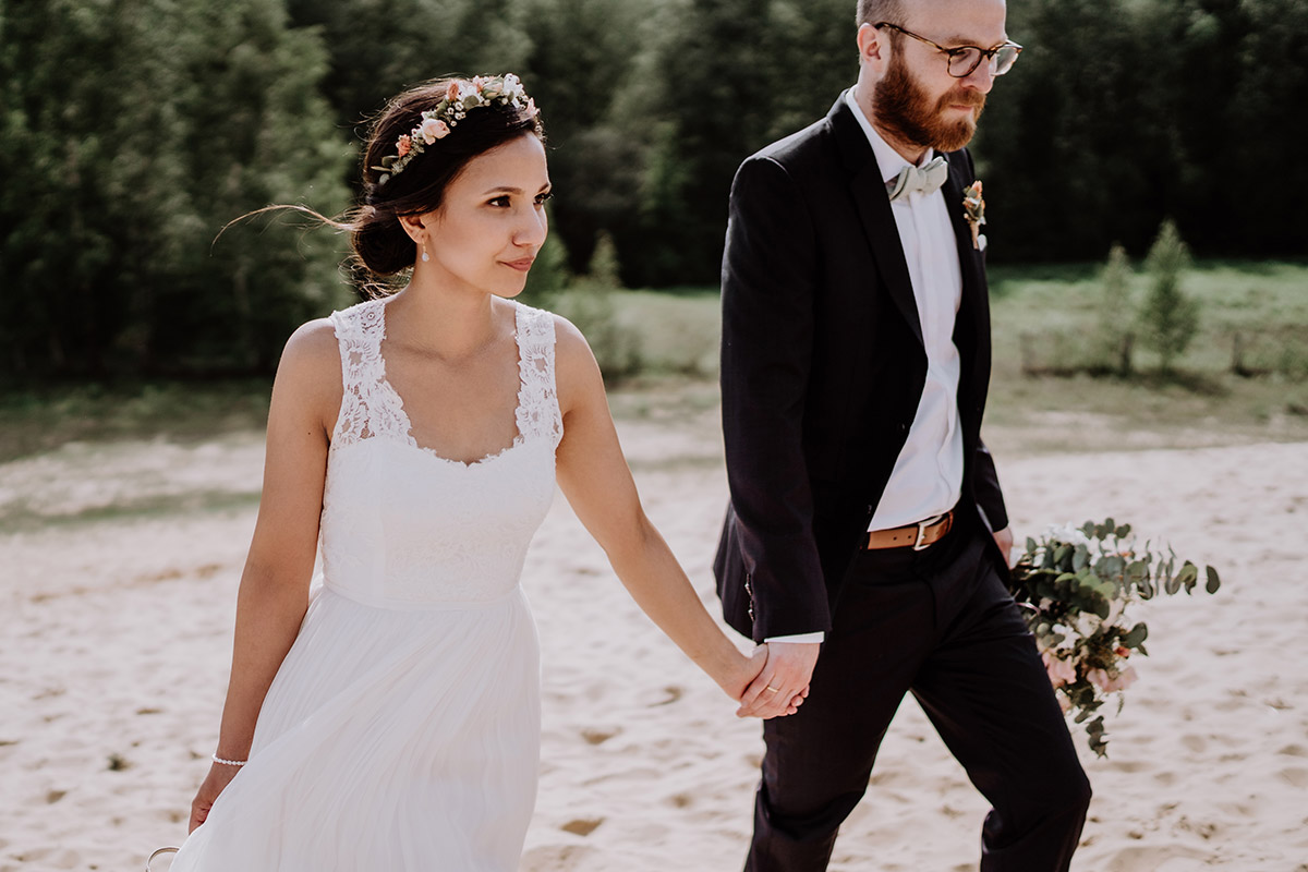 Hochzeitsfotoshooting Wald Brautpaar - standesamtliche Trauung Alte Neuendorfer Kirche und Hochzeitsfeier Restaurant Grunewaldturm von Hochzeitsfotografin Potsdam und Berlin © www.hochzeitslicht.de