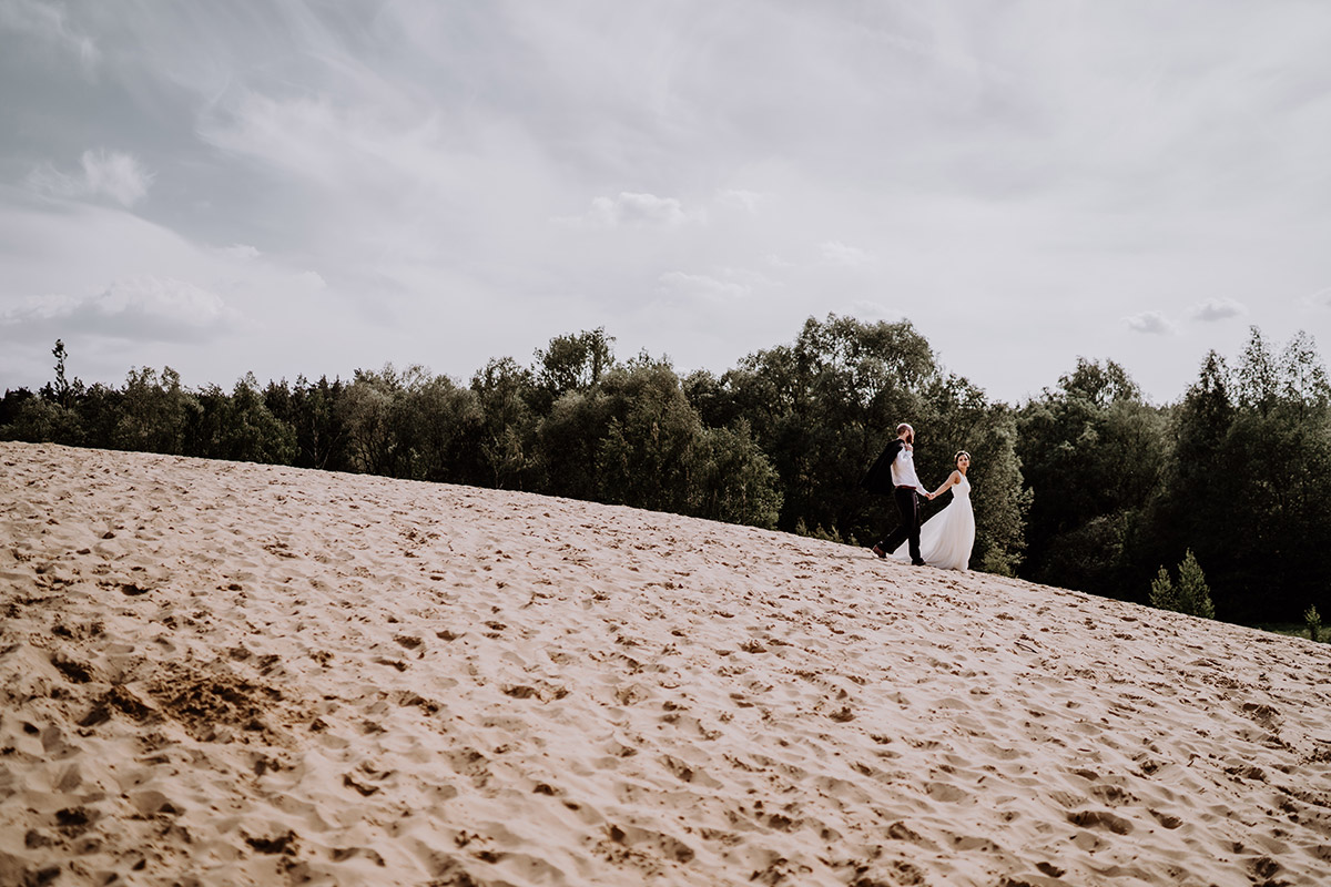 Hochzeitsfotoshooting Brautpaar Strandhochzeit - standesamtliche Trauung Alte Neuendorfer Kirche und Hochzeitsfeier Restaurant Grunewaldturm von Hochzeitsfotografin Potsdam und Berlin © www.hochzeitslicht.de