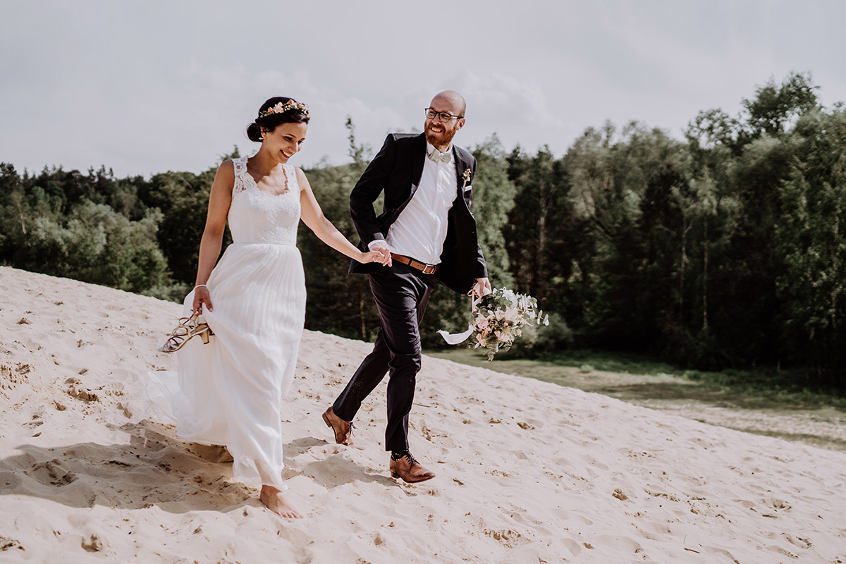 Fotoshooting Braut und Bräutigam Strandhochzeit - standesamtliche Trauung Alte Neuendorfer Kirche und Hochzeitsfeier Restaurant Grunewaldturm von Hochzeitsfotografin Potsdam und Berlin © www.hochzeitslicht.de