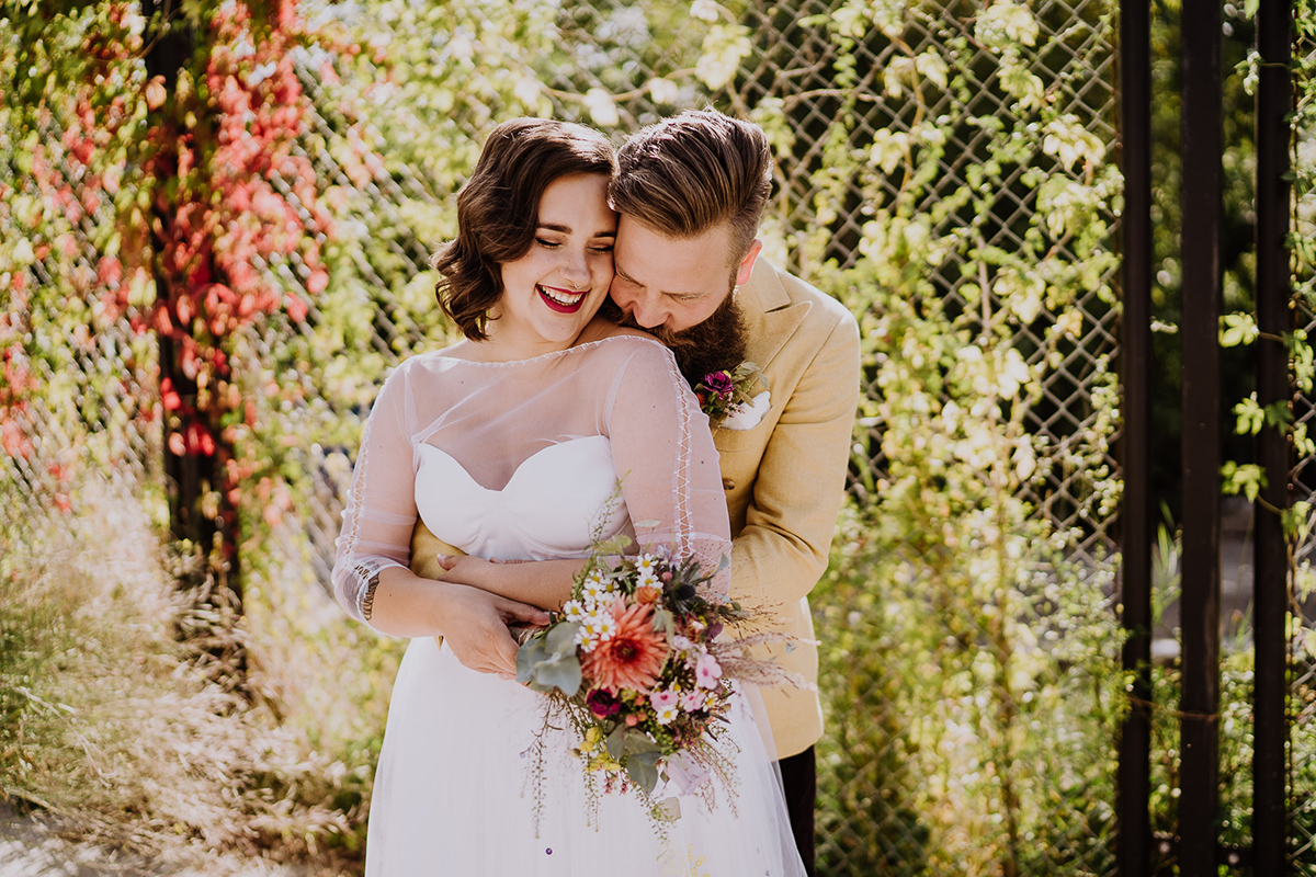 lustiges Paarfoto-Shooting Brautpaar Berlinhochzeit - moderne, hippe und urbane Hochzeitsreportage im von Greifswald Berlin von Hochzeitsfotografin © www.hochzeitslicht.de