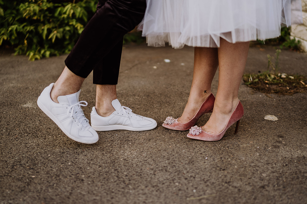 Ideen Schuhe Hochzeit Braut altrosa Samtpumps und Bräutigam weiße Turnschuhe - moderne, hippe und urbane Hochzeitsreportage im von Greifswald Berlin von Hochzeitsfotografin © www.hochzeitslicht.de