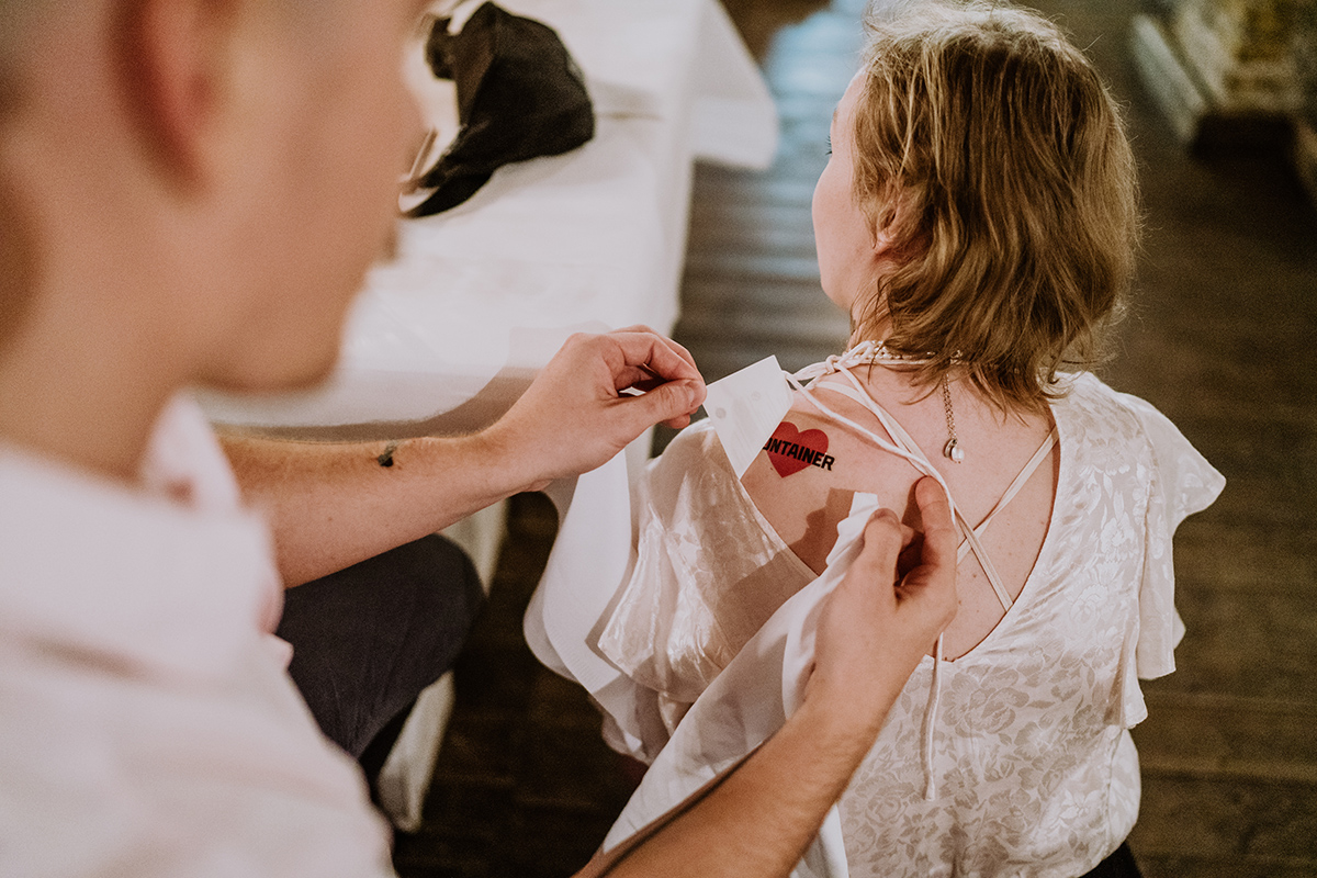 Hochzeitsreportagefoto coole DIY Berlinhochzeit temporäre Tattoos - moderne, hippe und urbane Hochzeitsreportage im von Greifswald Berlin von Hochzeitsfotografin © www.hochzeitslicht.de