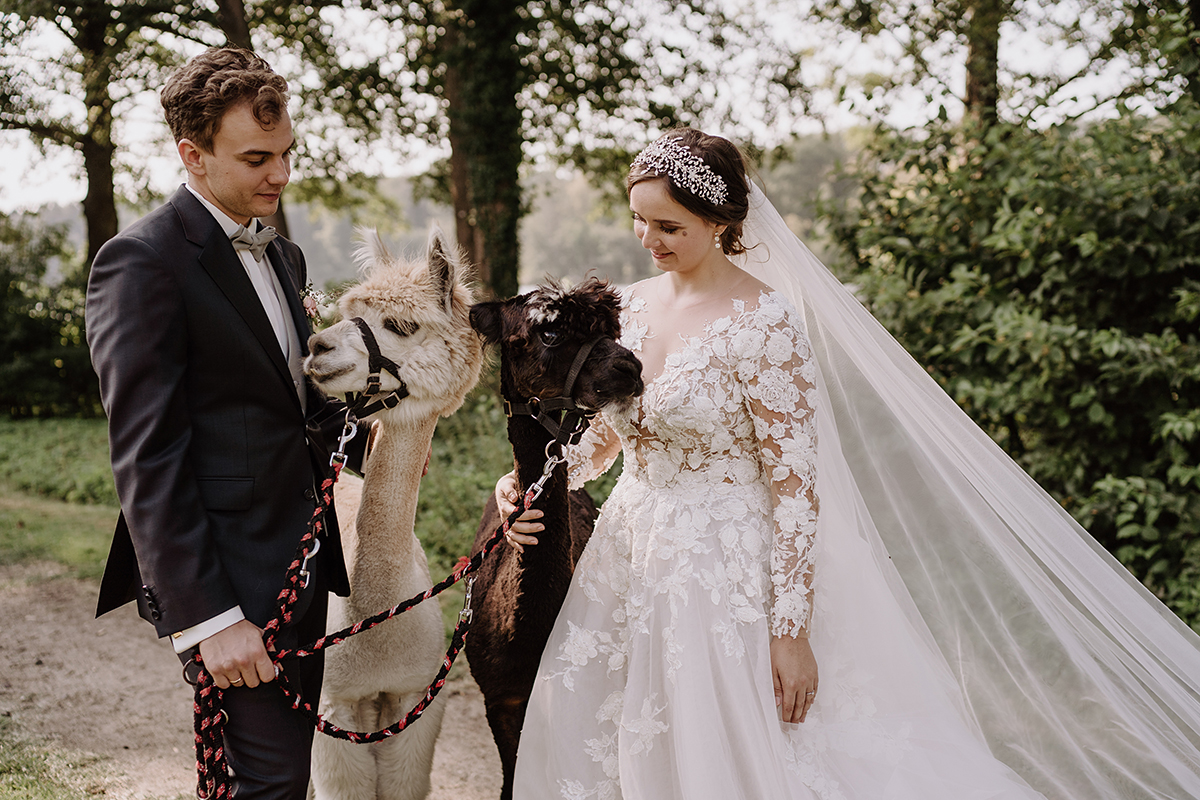 Hochzeitsfoto Brautpaar elegante Landhochzeit - Landgut Stober Boho Hochzeit mit Alpaka von Hochzeitsfotografin Brandenburg © www.hochzeitslicht.de