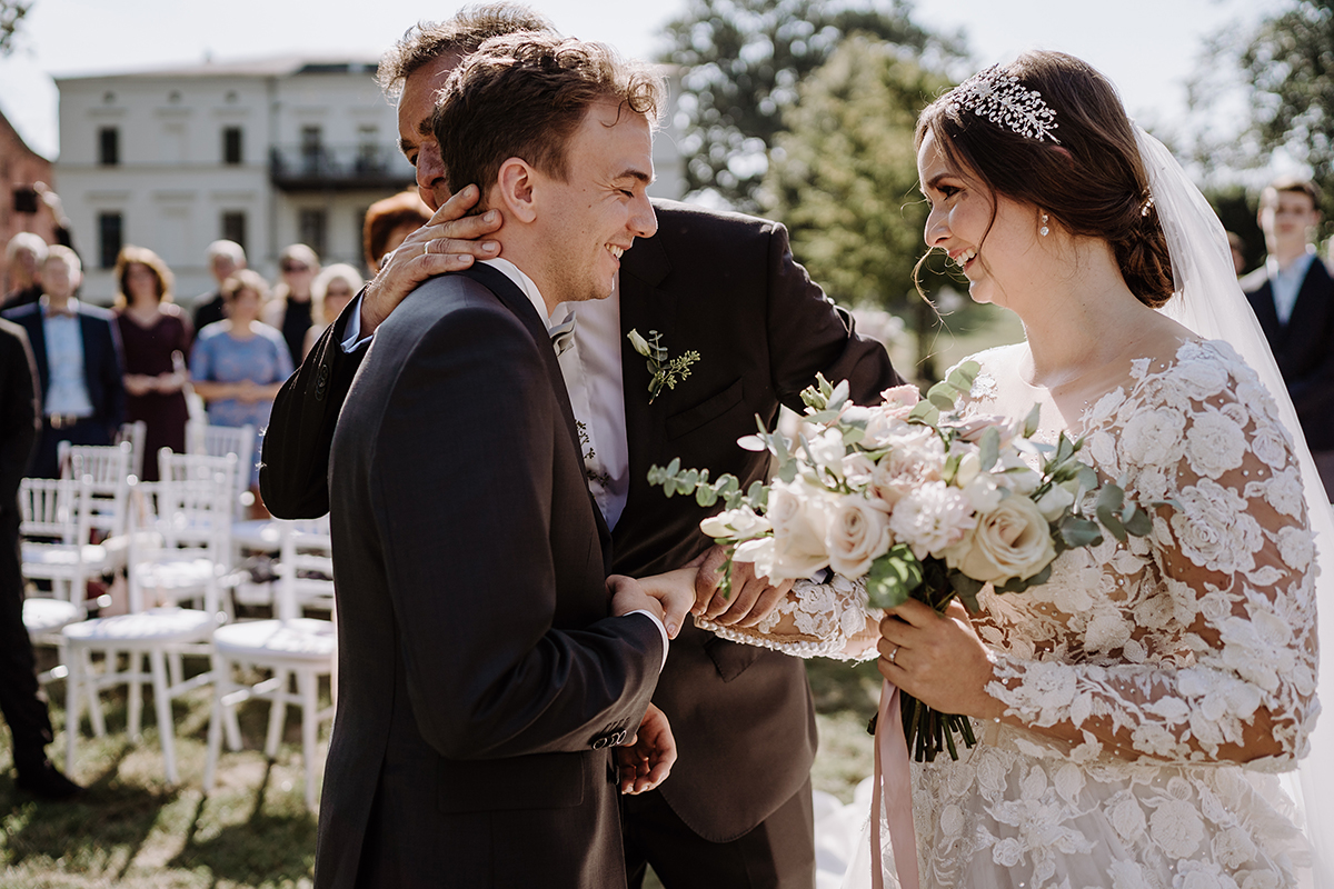 Hochzeitsfoto freie Trauung am See - Landgut Stober Boho Hochzeit mit Alpaka von Hochzeitsfotografin Brandenburg © www.hochzeitslicht.de