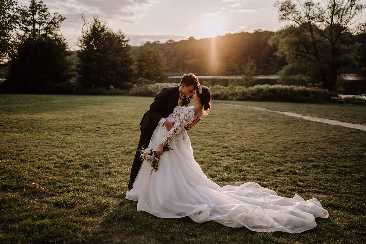 Inspiration Pose Brautpaarfoto Fotoshooting Sonnenuntergang - Landgut Stober Boho Hochzeit mit Alpaka von Hochzeitsfotografin Brandenburg © www.hochzeitslicht.de