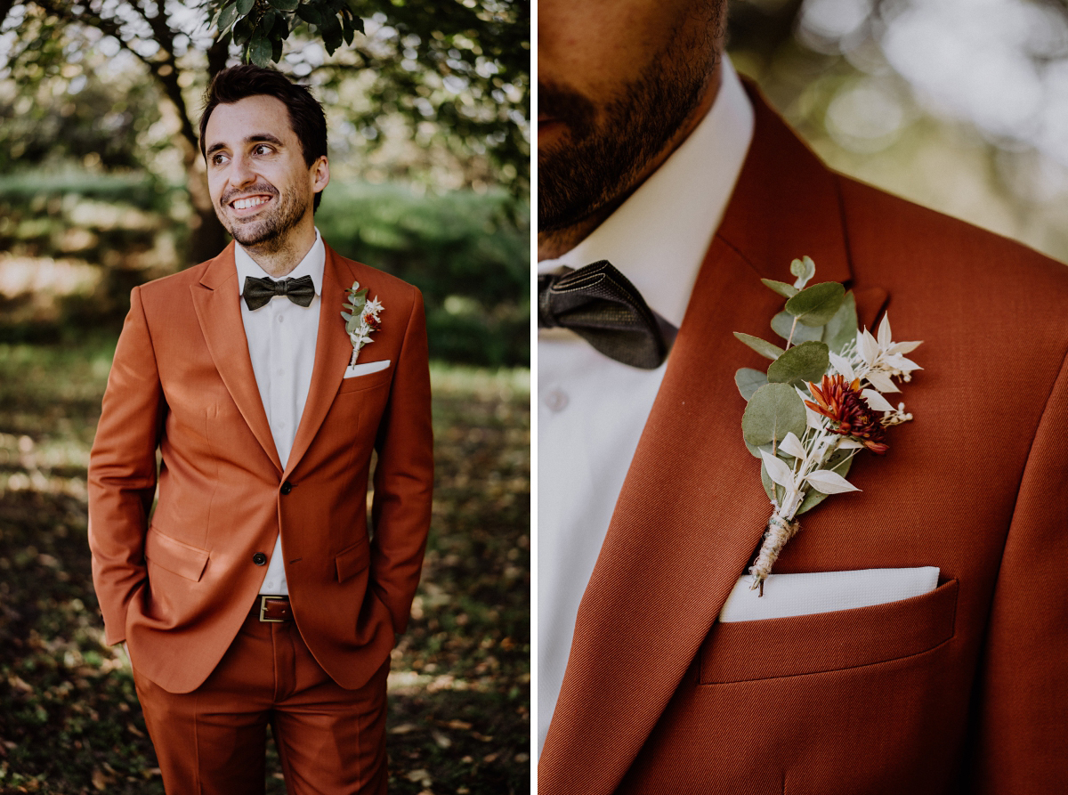 Outfit Bräutigam rostbraun elegante Landhochzeit Herbst - Standesamt Weidendom und Spreewood Distillers DIY-Herbst-Hochzeit von Spreewald Hochzeitsfotografin aus Berlin © www.hochzeitslicht