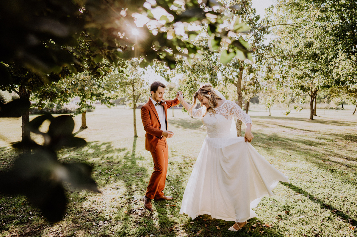 Idee Pose Hochzeitsfoto Brautpaar Tanz - Standesamt Weidendom und Spreewood Distillers DIY-Herbst-Hochzeit von Spreewald Hochzeitsfotografin aus Berlin © www.hochzeitslicht