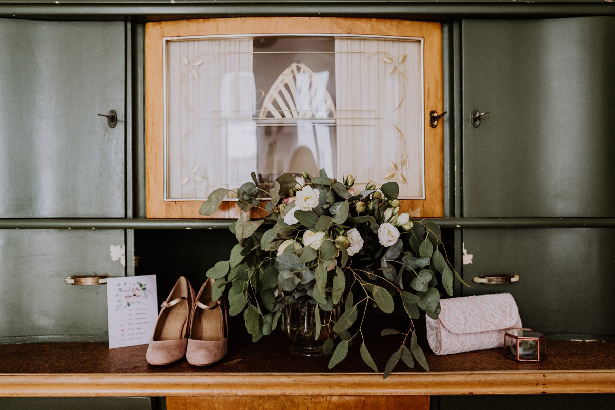 Idee DIY Brautstrauß Eukalyptus - Berliner Hochzeitsfotografin dokumentiert urbane Hochzeit im Tangoloft Berlin Wedding - Hochzeitslocation am Wasser © www.hochzeitslicht.de