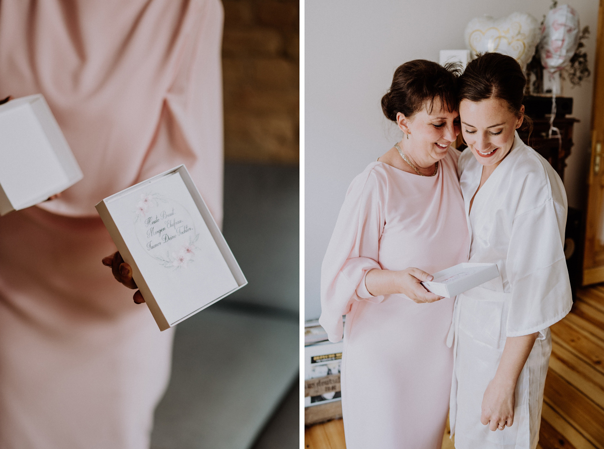 Idee Geschenk Mutter Braut Hochzeitstag besticktes Taschentuch - Berliner Hochzeitsfotografin dokumentiert urbane Hochzeit im Tangoloft Berlin Wedding - Hochzeitslocation am Wasser © www.hochzeitslicht.de