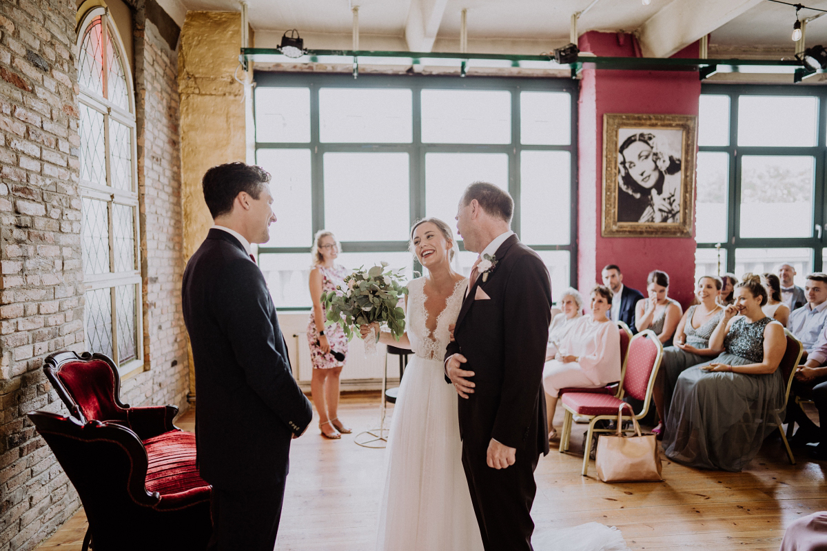 Hochzeitsfoto freie Trauung hippe Lofthochzeit - Berliner Hochzeitsfotografin dokumentiert urbane Hochzeit im Tangoloft Berlin Wedding - Hochzeitslocation am Wasser © www.hochzeitslicht.de