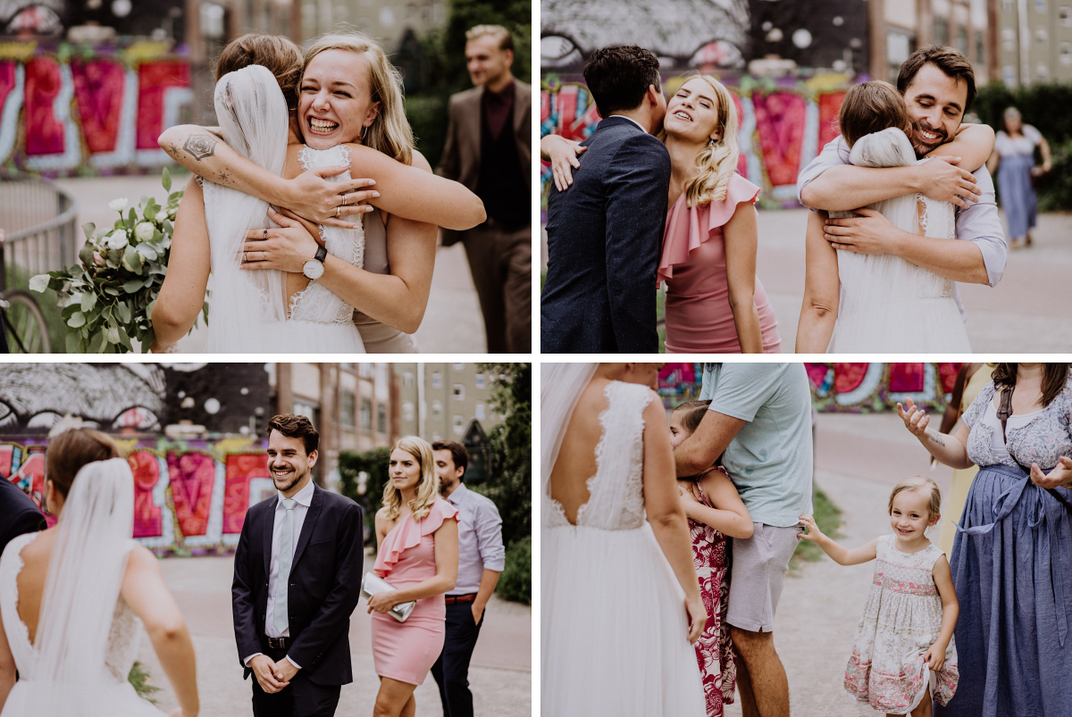 Hochzeitsreportagefotos Gratulation Gäste mit Brautpaar nach freier Trauung - Berliner Hochzeitsfotografin dokumentiert urbane Hochzeit im Tangoloft Berlin Wedding - Hochzeitslocation am Wasser © www.hochzeitslicht.de