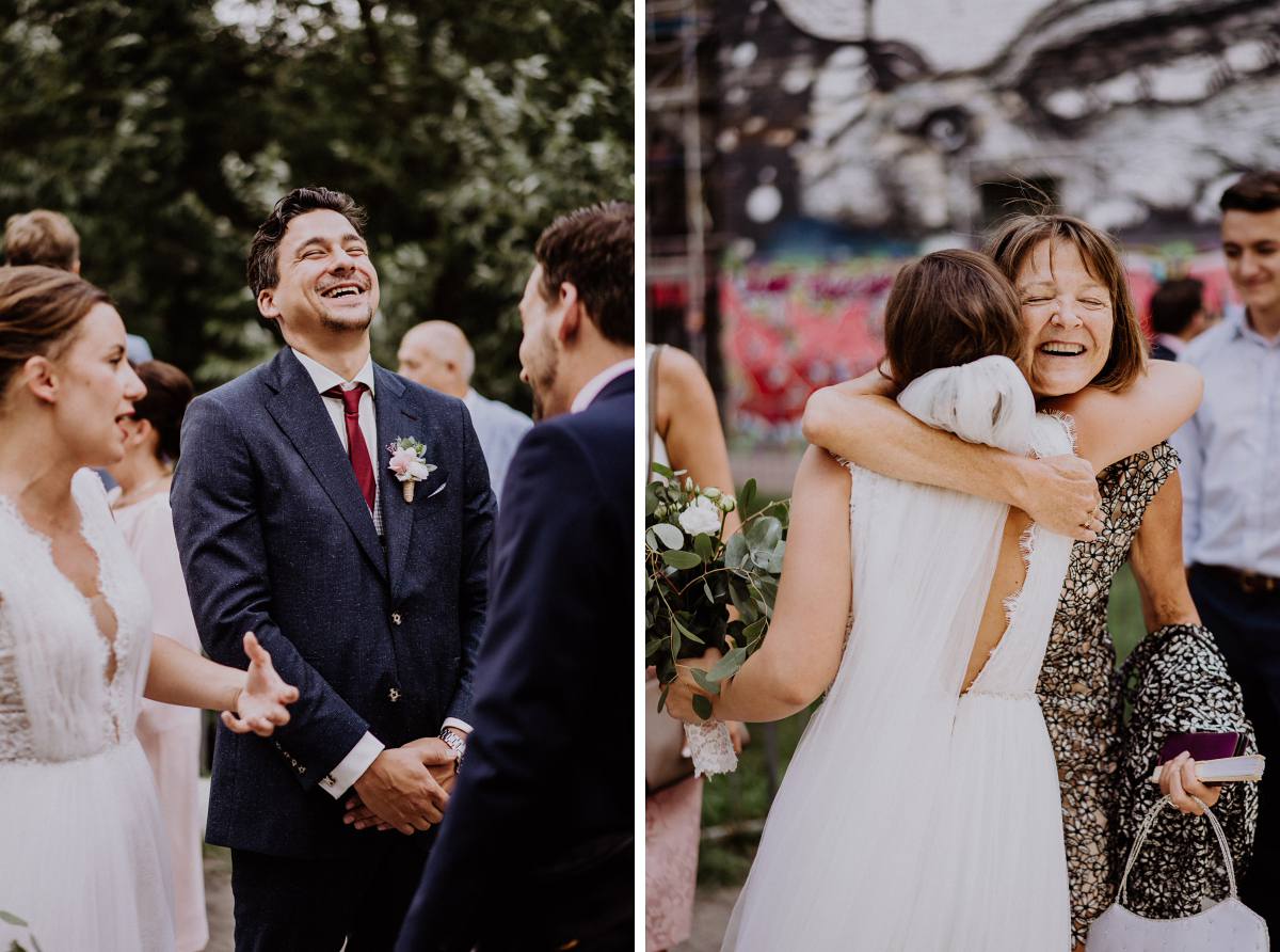 Hochzeitsfotos Gratulation Gäste nach freier Trauung - Berliner Hochzeitsfotografin dokumentiert urbane Hochzeit im Tangoloft Berlin Wedding - Hochzeitslocation am Wasser © www.hochzeitslicht.de