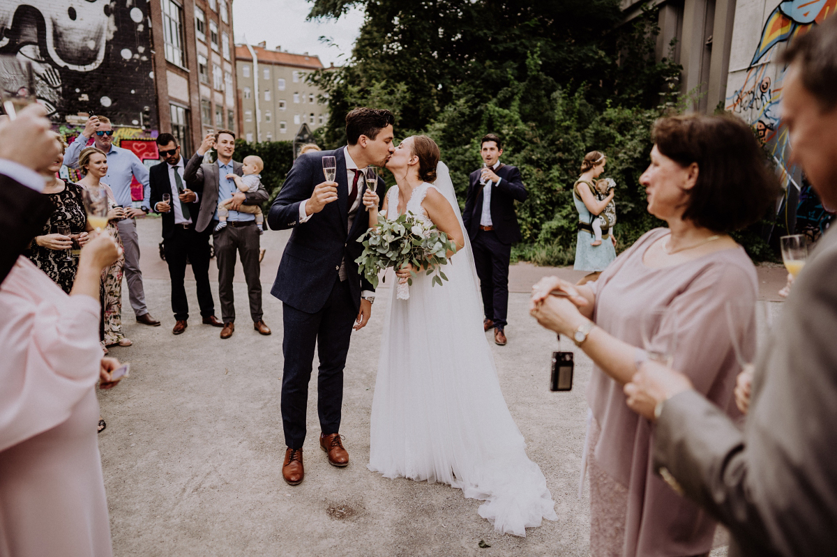 Hochzeitsreportagefoto Sektempfang Hinterhofhochzeit - Berliner Hochzeitsfotografin dokumentiert urbane Hochzeit im Tangoloft Berlin Wedding - Hochzeitslocation am Wasser © www.hochzeitslicht.de