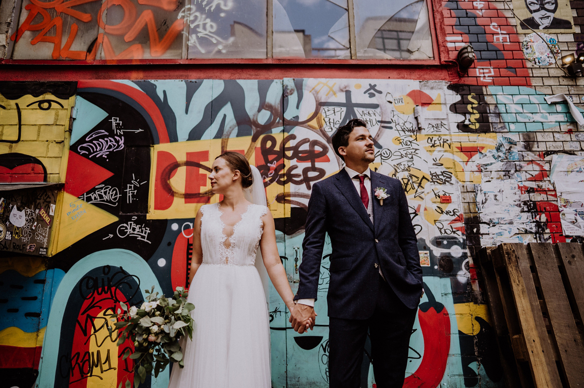 Hochzeitsfotoshoting Brautpaar Fabrikhochzeit - Berliner Hochzeitsfotografin dokumentiert urbane Hochzeit im Tangoloft Berlin Wedding - Hochzeitslocation am Wasser © www.hochzeitslicht.de